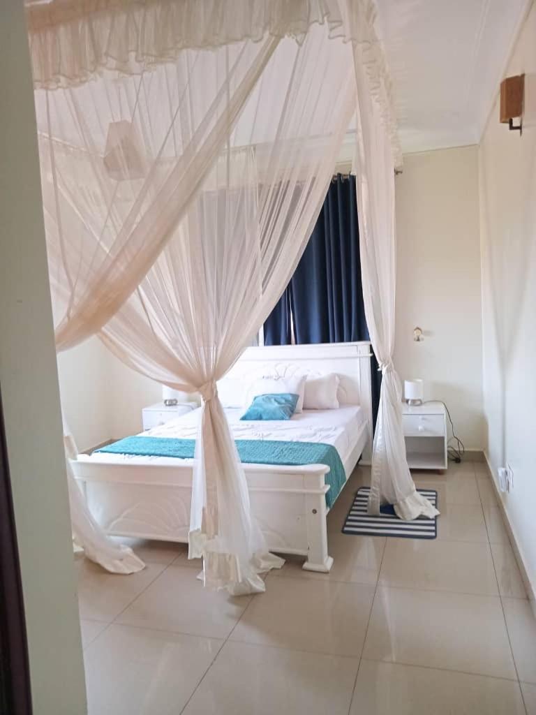 The Abode Apartments Lake View & Breakfast Suite Near Beach Entebbe Exterior foto
